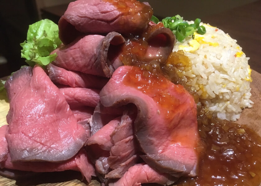新宿駆け込み餃子 - メガローストビーフのガーリック炒飯